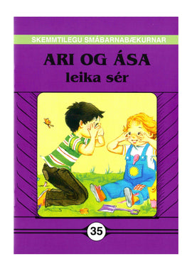 Ari og Ása leika sér